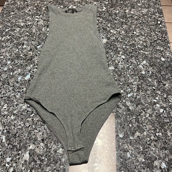 5 items Forever 21 BUNDLE - 2 skirts, 1 short, 1 short sleeve, 1 onesie bodycon - Picture 11 of 16